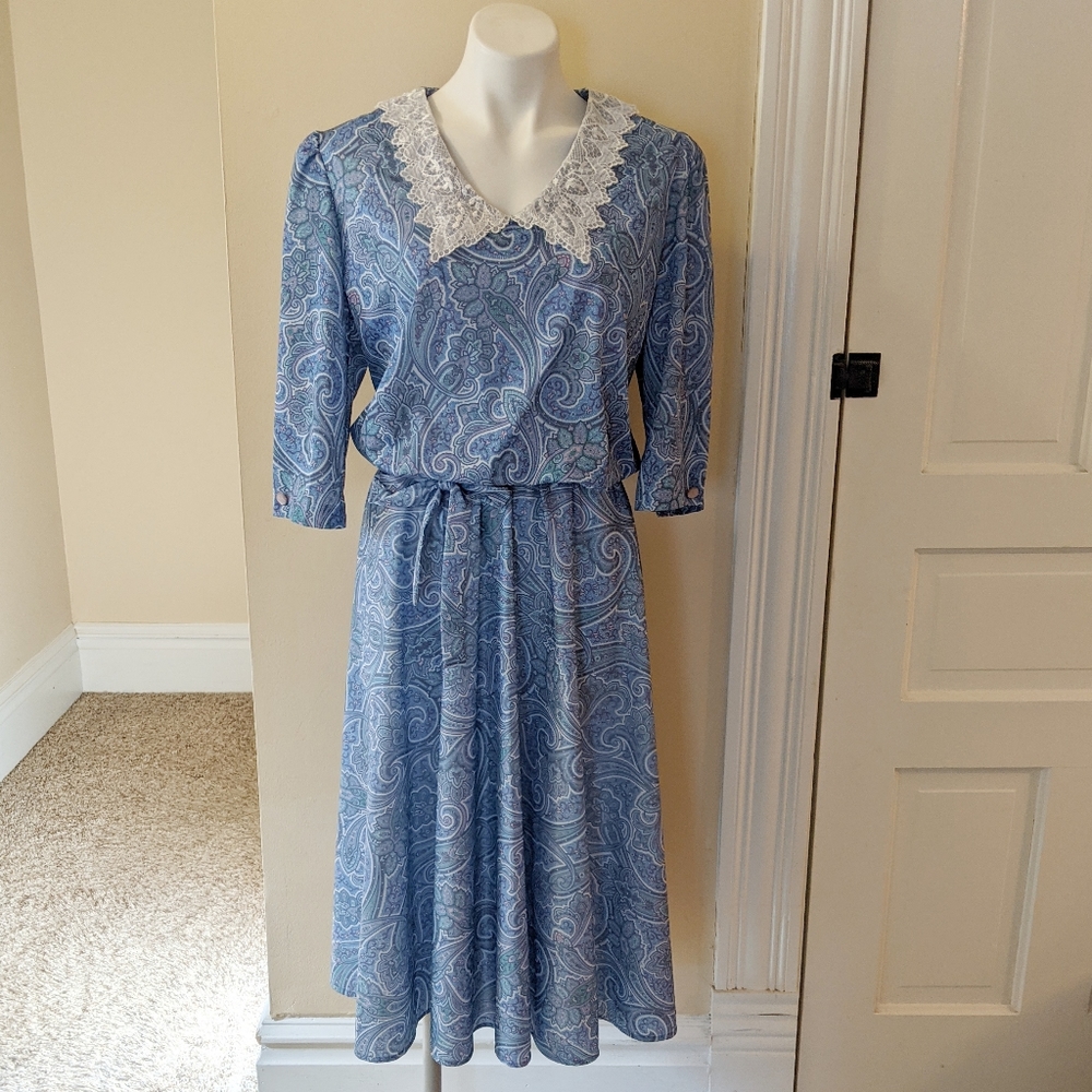 Vintage blue Paisley print dress with lace collar